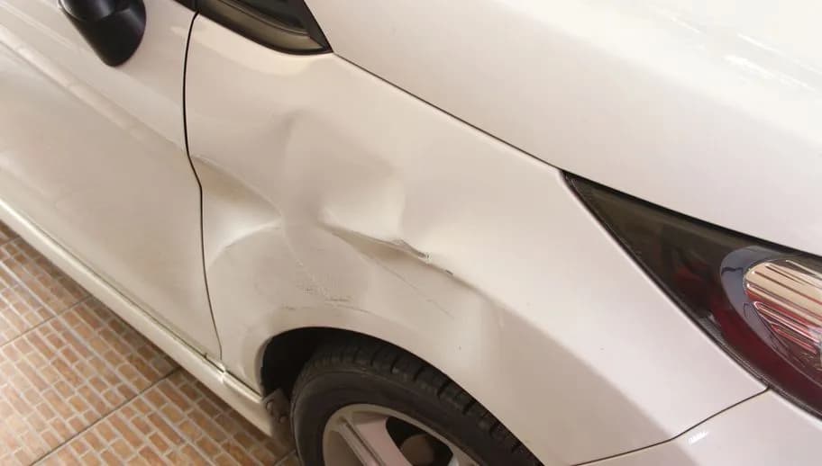 Jak usunąć wgniecenie w samochodzie domowym sposobem bez kosztów