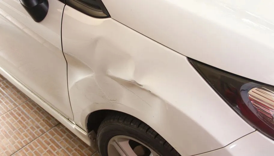 Jak usunąć wgniecenie w samochodzie domowym sposobem bez kosztów