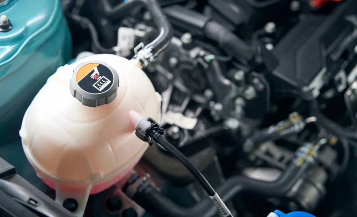 Płyn do chłodnicy czy woda - co wybrać dla bezpieczeństwa silnika?