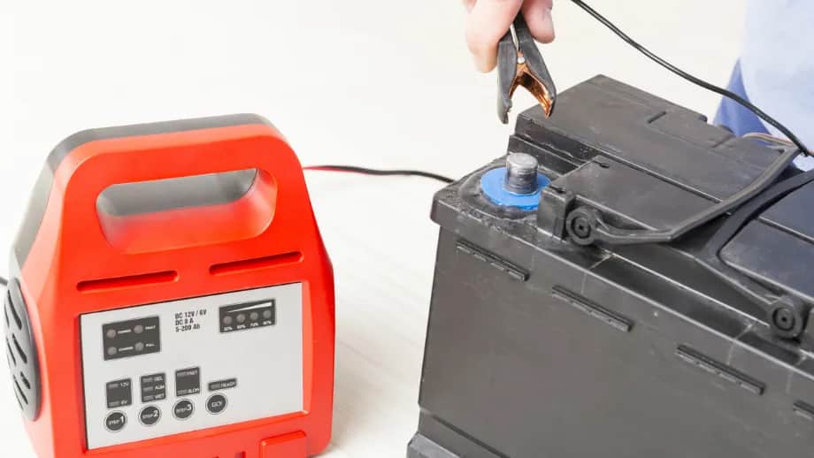 Jaki prostownik do akumulatora 100ah - uniknij błędów przy wyborze