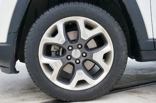 Jakie opony do SUV-a wybrać, aby uniknąć problemów na drodze?