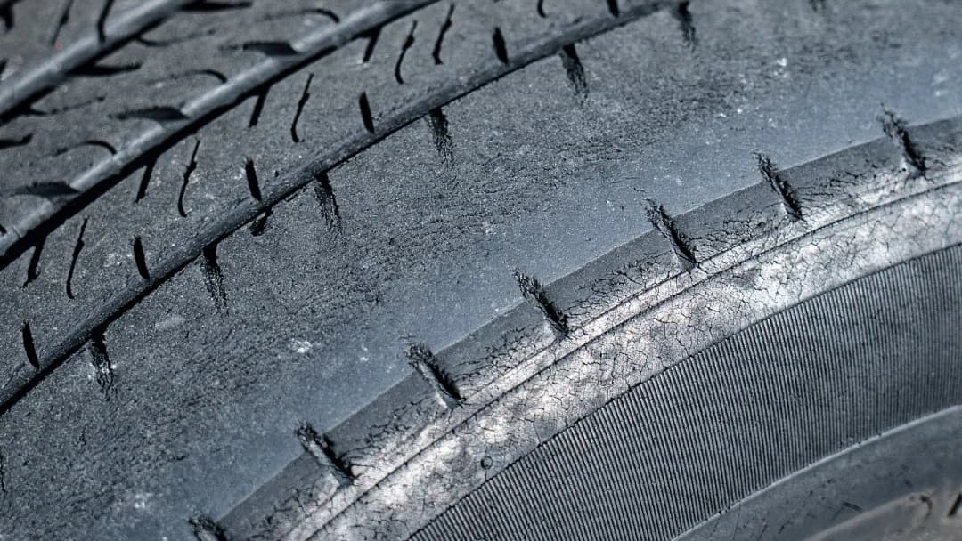 Jak rozpoznać oponę zimową i uniknąć niebezpieczeństwa na drodze