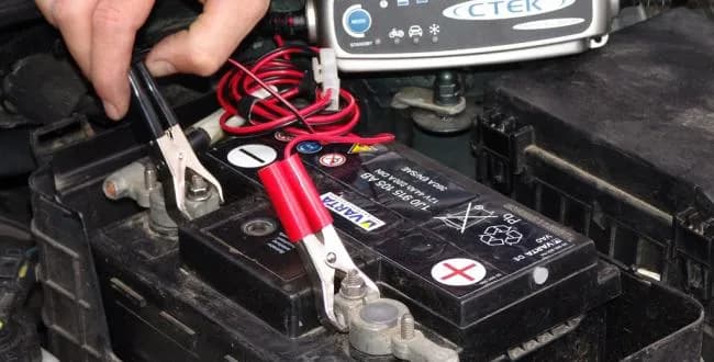 Jak podłączyć prostownik samochodowy, aby uniknąć uszkodzenia akumulatora