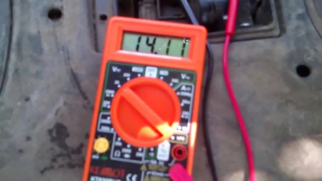 Jak naładować akumulator w skuterze bez prostownika - skuteczne metody