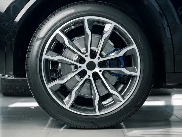 Jaki kolor zacisków do srebrnych felg, aby uniknąć nietrafionych wyborów?